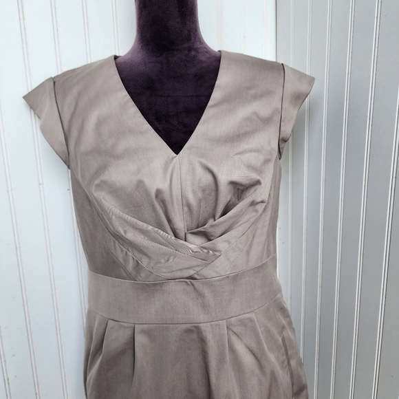 NWOT Worthington Dress 12 Sheath Short Cap Sleeve Twill VNeck Stretch Tan Career - Picture 3 of 16